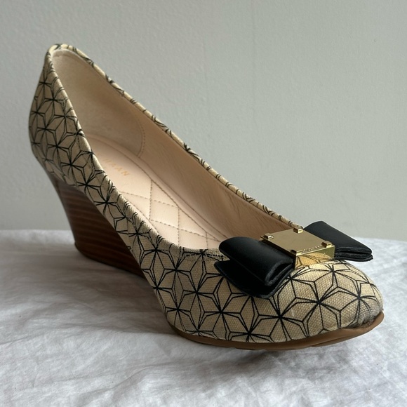 Cole Haan Tali Grand Bow Wedge, Cream Black geometric print, size 7.5B - Picture 6 of 11